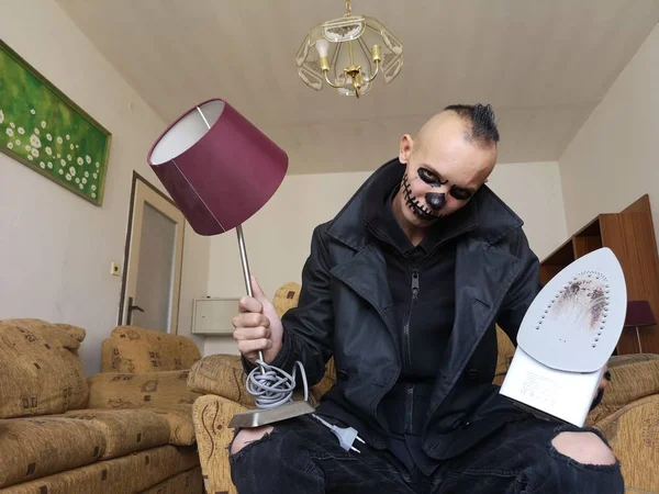 Hombre Con Maquillaje Aterrador Para Halloween Con Una Lámpara Mesa —  Fotos de Stock