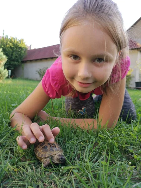 Holčička Želvou Venku — Stock fotografie