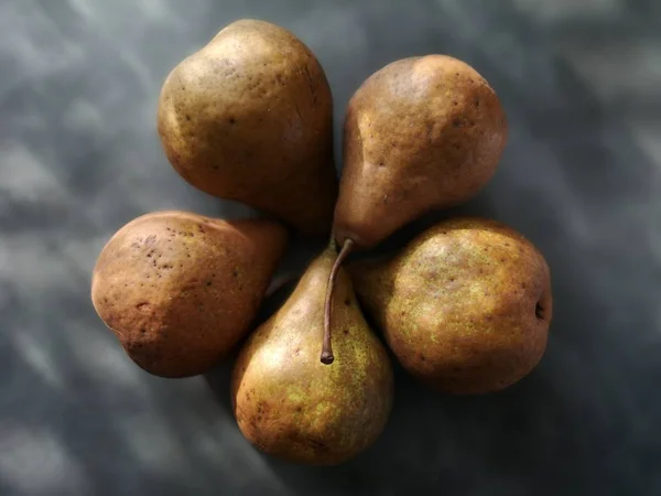 Verse Peren Een Grijze Achtergrond — Stockfoto