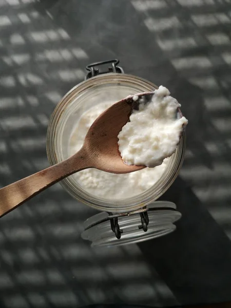 Grãos Kefir Leite Probiótico Orgânico Cogumelos Tibetanos Colher Madeira Leite — Fotografia de Stock