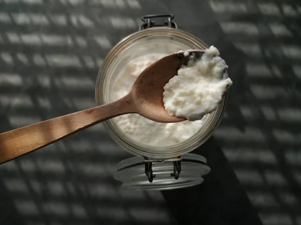 나무로 숟가락에 용기에 Kefir Probiotic Kefir — 스톡 사진