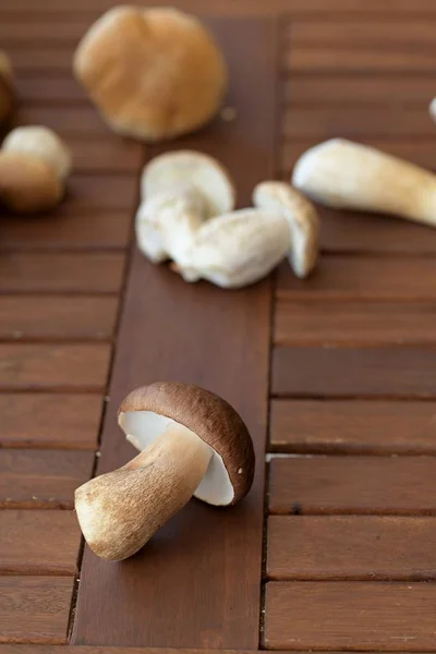 Champignons Frais Sur Table Bois — Photo