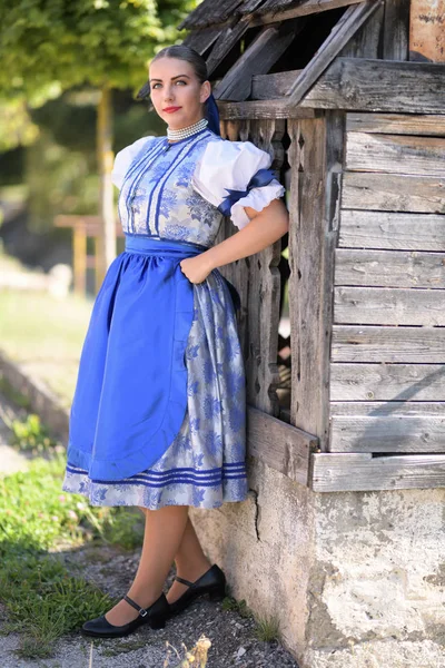 Jovem Bela Mulher Eslovaca Traje Tradicional — Fotografia de Stock