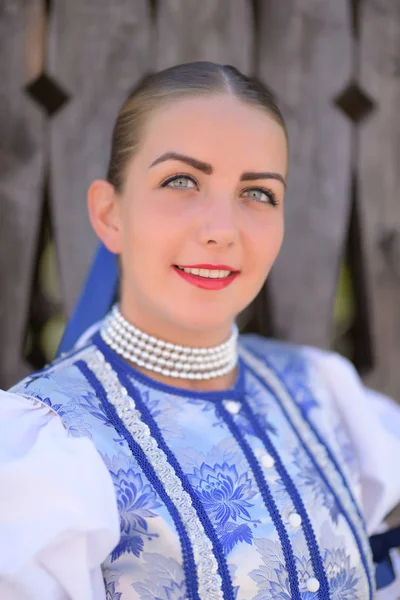 Jovem Bela Mulher Eslovaca Traje Tradicional — Fotografia de Stock