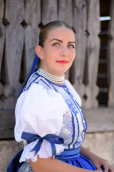 Tineri Frumoase Slovak Femeie Costum Tradițional — Fotografie, imagine de stoc