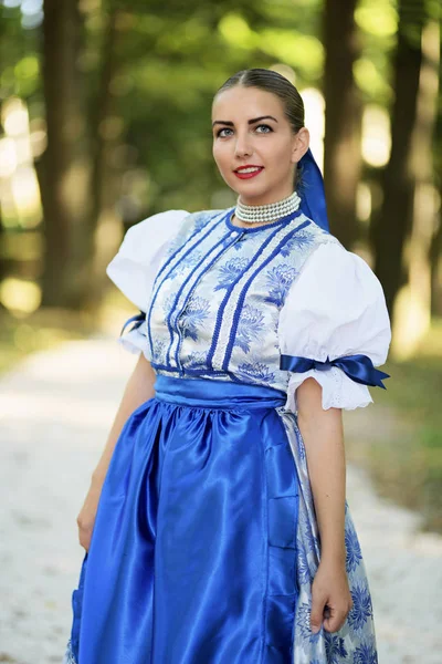 Jovem Bela Mulher Eslovaca Traje Tradicional — Fotografia de Stock