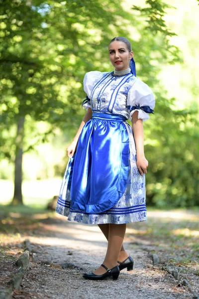 Jeune Belle Femme Slovaque Costume Traditionnel — Photo