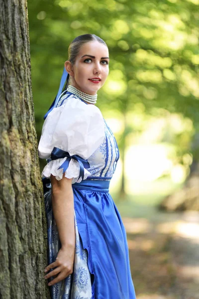 Jovem Bela Mulher Eslovaca Traje Tradicional — Fotografia de Stock