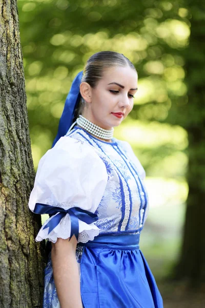 Jovem Bela Mulher Eslovaca Traje Tradicional — Fotografia de Stock