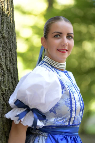 Jovem Bela Mulher Eslovaca Traje Tradicional — Fotografia de Stock