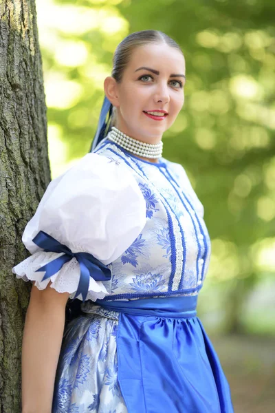 Jovem Bela Mulher Eslovaca Traje Tradicional — Fotografia de Stock