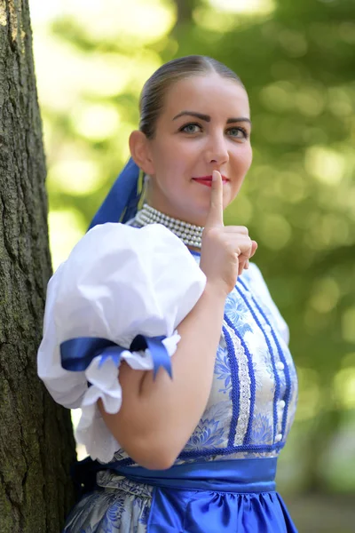 Junge Schöne Slowakin Traditioneller Tracht — Stockfoto