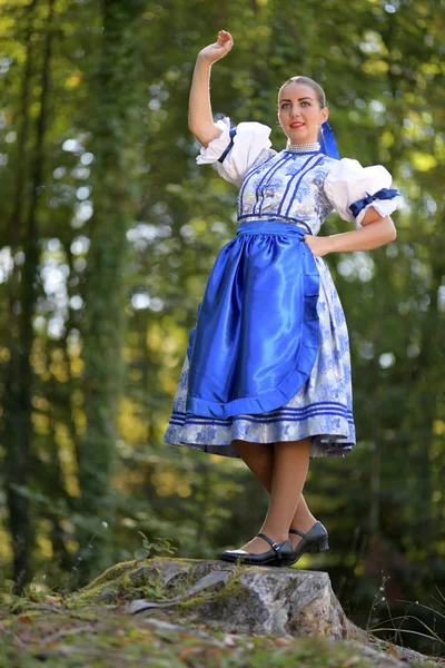 Ung Vacker Slogan Kvinna Traditionell Kostym — Stockfoto