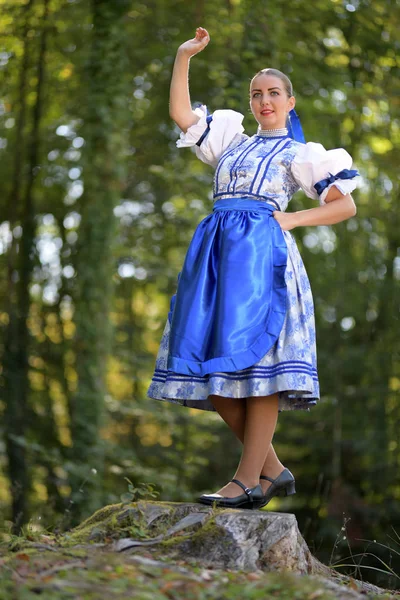 Jovem Bela Mulher Eslovaca Traje Tradicional — Fotografia de Stock