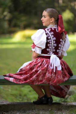Geleneksel kostümlü, güzel, Slovak kadın. 