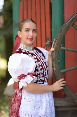 Geleneksel kostümlü, güzel, Slovak kadın. 