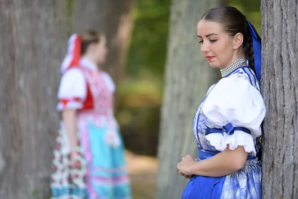 Jovem Bela Mulher Eslovaca Traje Tradicional — Fotografia de Stock