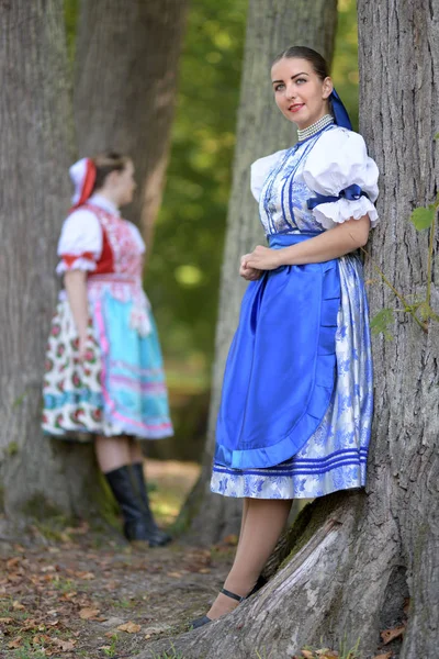 Jovem Bela Mulher Eslovaca Traje Tradicional — Fotografia de Stock