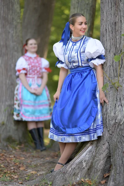 Jovem Bela Mulher Eslovaca Traje Tradicional — Fotografia de Stock