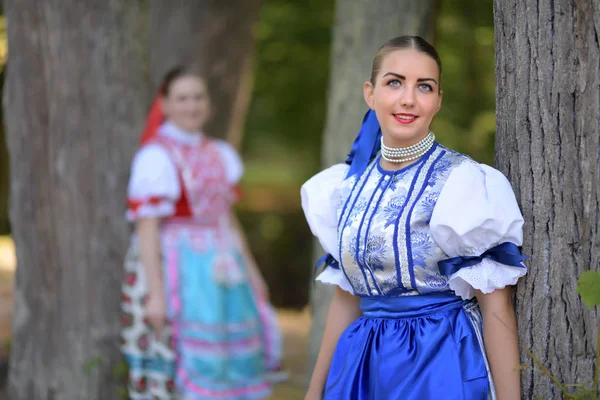 Jeune Belle Femme Slovaque Costume Traditionnel — Photo