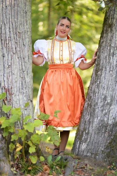 穿着传统服装的年轻漂亮的Slovak女人 — 图库照片