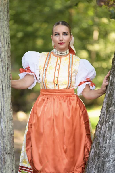 Jovem Bela Mulher Eslovaca Traje Tradicional — Fotografia de Stock