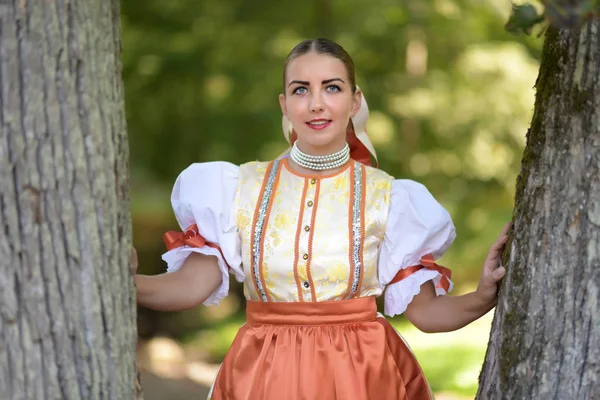 Jovem Bela Mulher Eslovaca Traje Tradicional — Fotografia de Stock