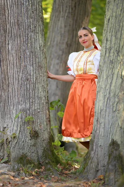Jeune Belle Femme Slovaque Costume Traditionnel — Photo