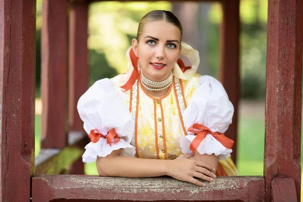 Jovem Bela Mulher Eslovaca Traje Tradicional — Fotografia de Stock