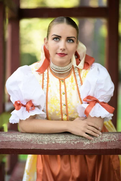 Ung Vacker Slogan Kvinna Traditionell Kostym — Stockfoto