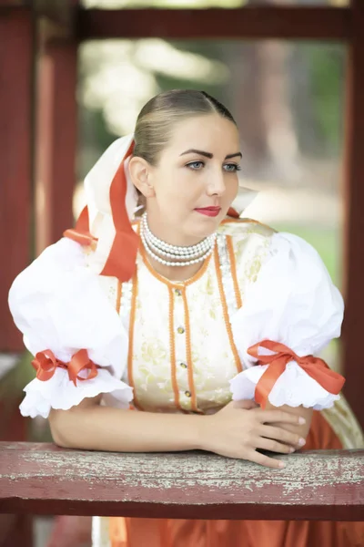 Jovem Bela Mulher Eslovaca Traje Tradicional — Fotografia de Stock