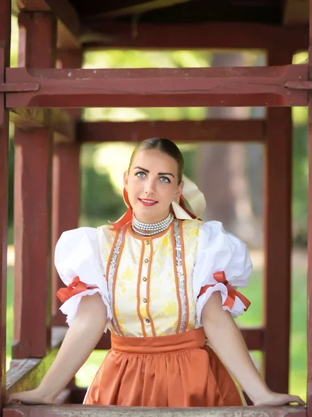 Jovem Bela Mulher Eslovaca Traje Tradicional — Fotografia de Stock