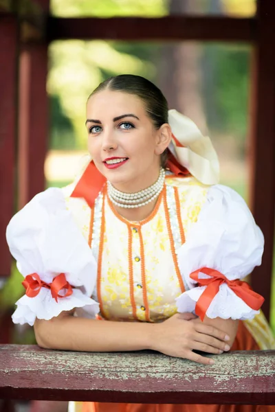 Jovem Bela Mulher Eslovaca Traje Tradicional — Fotografia de Stock