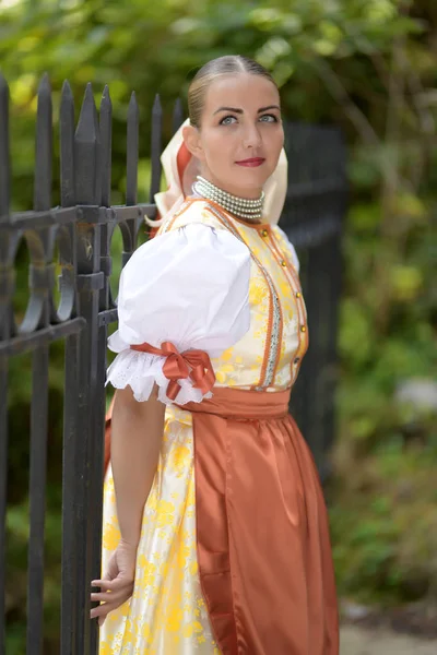 Jovem Bela Mulher Eslovaca Traje Tradicional — Fotografia de Stock