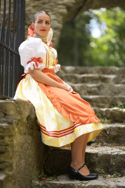 Jeune Belle Femme Slovaque Costume Traditionnel — Photo