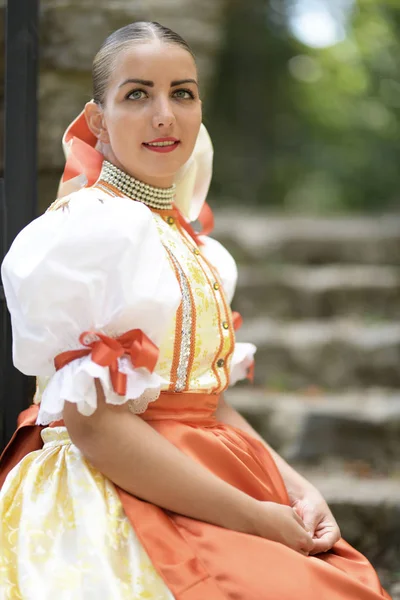 Jovem Bela Mulher Eslovaca Traje Tradicional — Fotografia de Stock