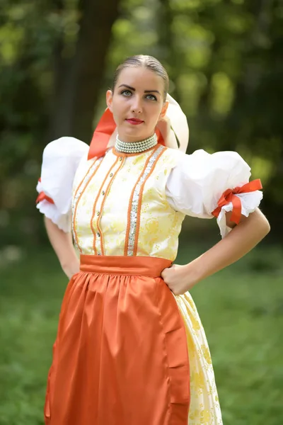 Giovane Bella Donna Slovacca Costume Tradizionale — Foto Stock