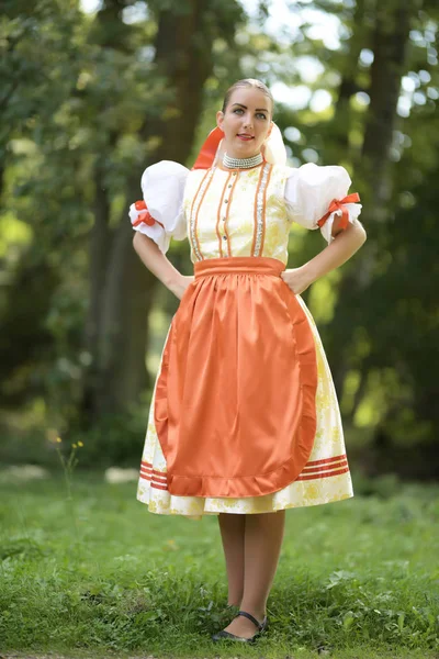 Jovem Bela Mulher Eslovaca Traje Tradicional — Fotografia de Stock