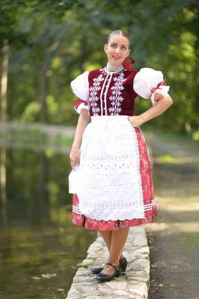 Joven Hermosa Eslovaca Traje Tradicional —  Fotos de Stock