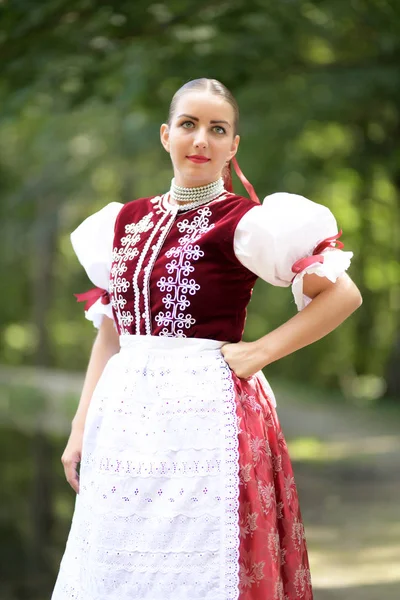 Jovem Bela Mulher Eslovaca Traje Tradicional — Fotografia de Stock