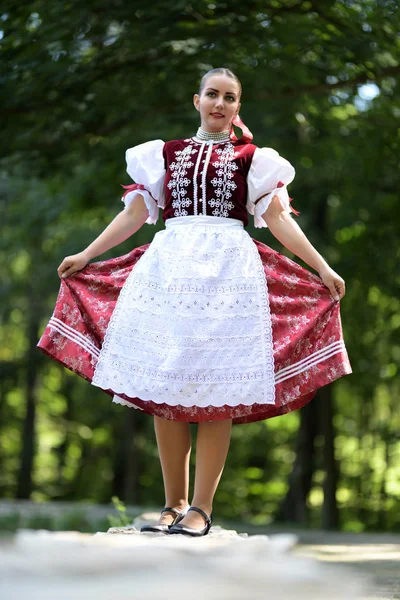 Jovem Bela Mulher Eslovaca Traje Tradicional — Fotografia de Stock