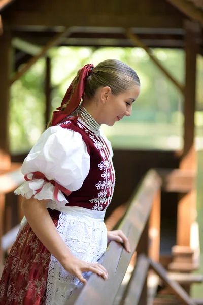 Jovem Bela Mulher Eslovaca Traje Tradicional — Fotografia de Stock