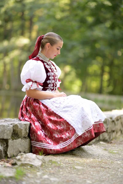 Mladý Krásný Slovenský Žena Tradiční Kostým — Stock fotografie