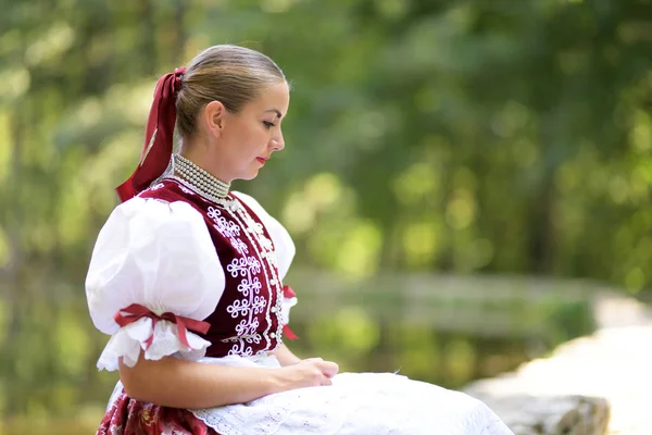 Joven Hermosa Eslovaca Traje Tradicional —  Fotos de Stock