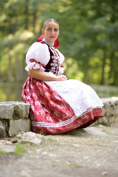 Jeune Belle Femme Slovaque Costume Traditionnel — Photo