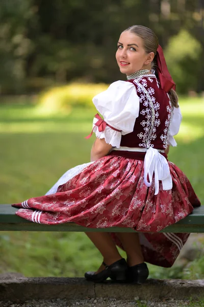 Fiatal Gyönyörű Szlovák Hagyományos Jelmezben — Stock Fotó