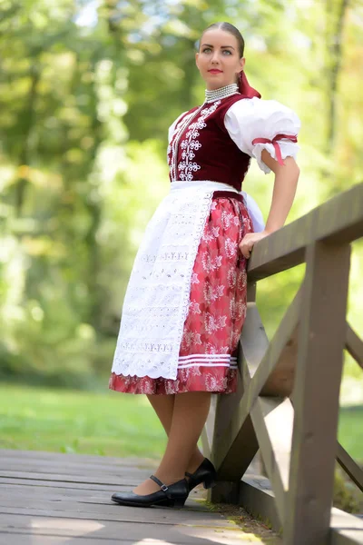 Jovem Bela Mulher Eslovaca Traje Tradicional — Fotografia de Stock