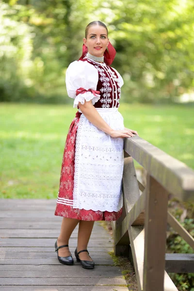 Jeune Belle Femme Slovaque Costume Traditionnel — Photo