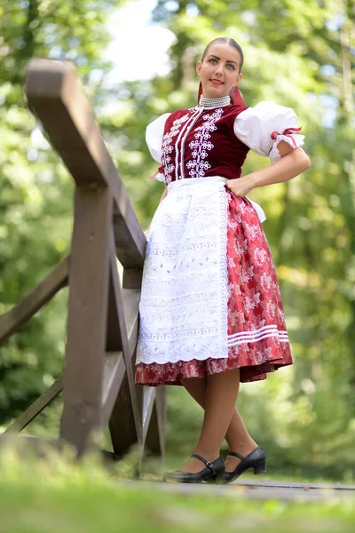 Jovem Bela Mulher Eslovaca Traje Tradicional — Fotografia de Stock