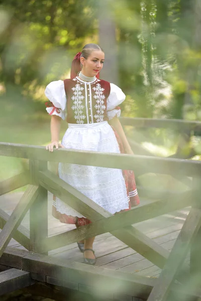 Jovem Bela Mulher Eslovaca Traje Tradicional — Fotografia de Stock